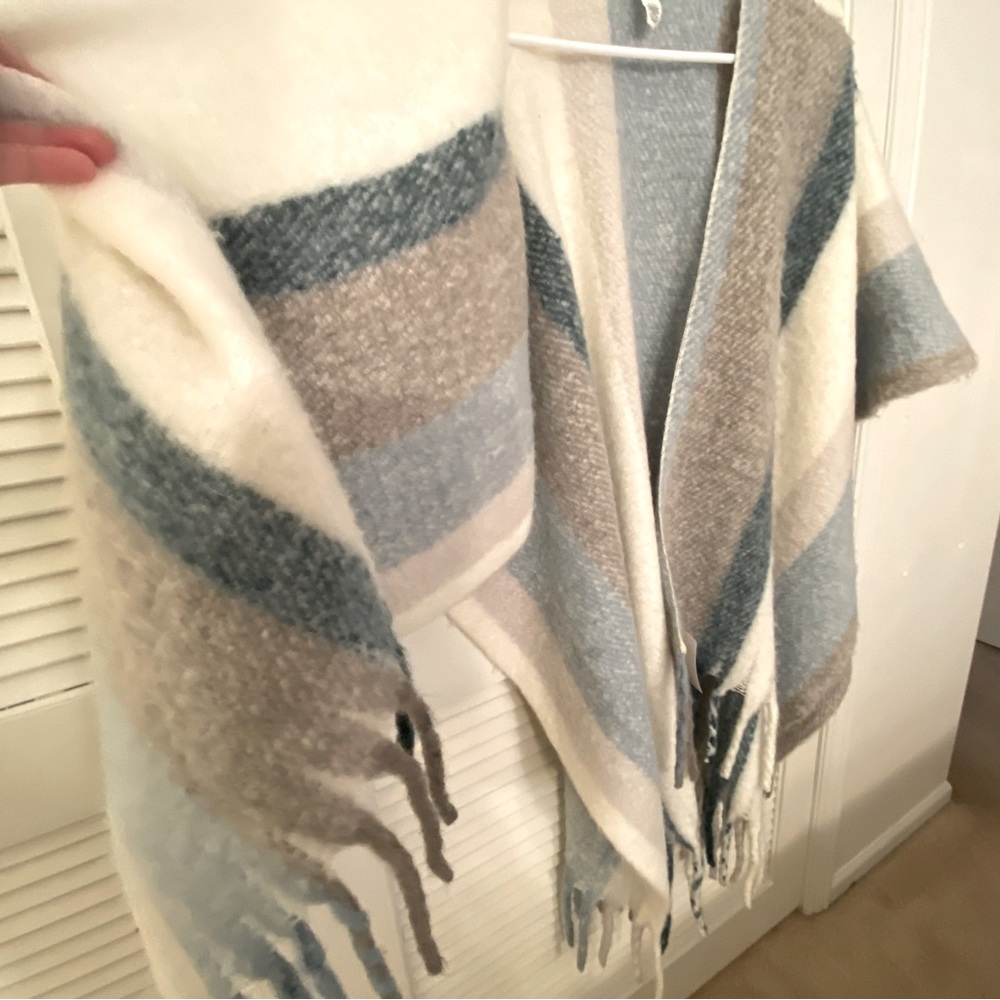 NWT Lauren Conrad Poncho Shawl Women One Size - Picture 6 of 9
